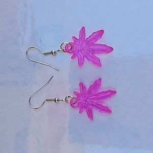 Maple leaf earring bright pink